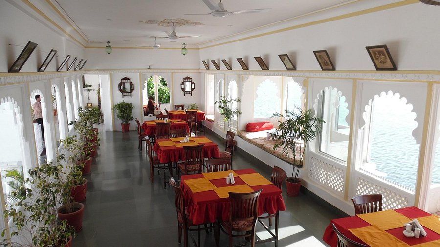 Jagat Niwas Palace Restaurant: A Royal Dining Experience