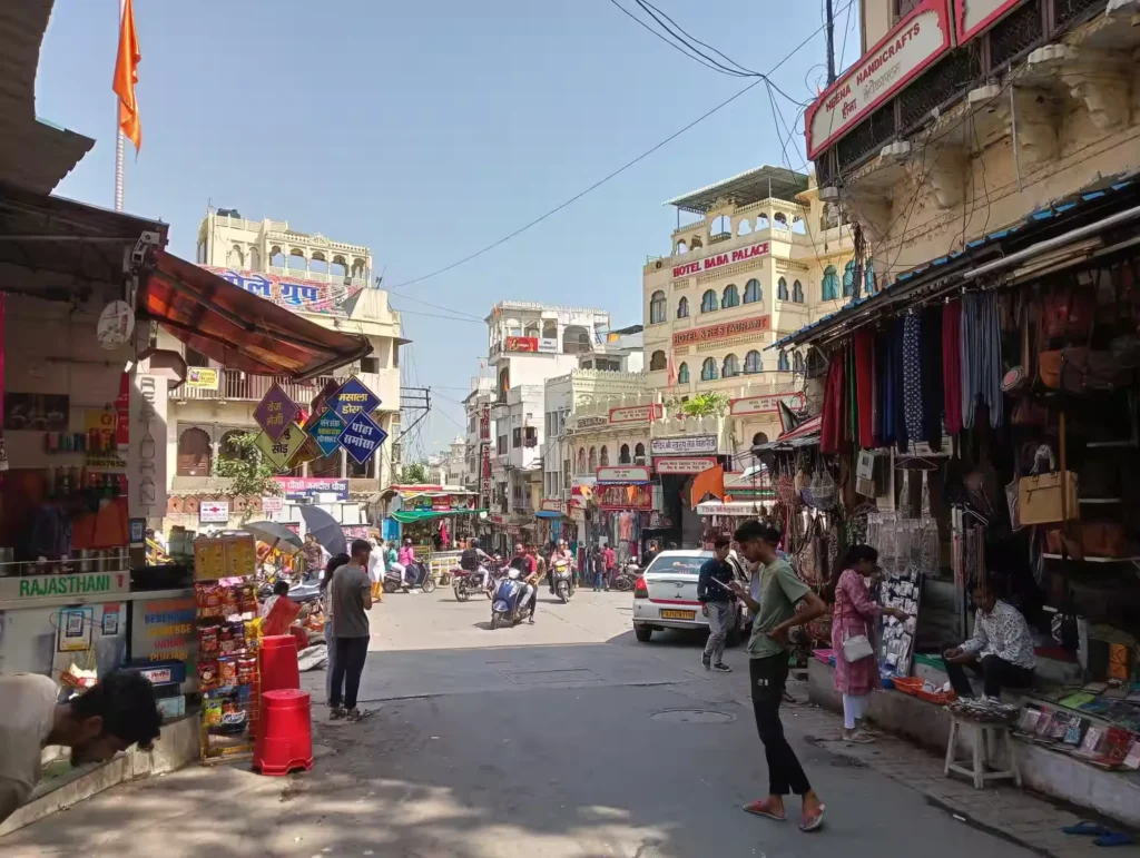 Hathi Pol Bazaar: Traditional Handicrafts and Souvenirs