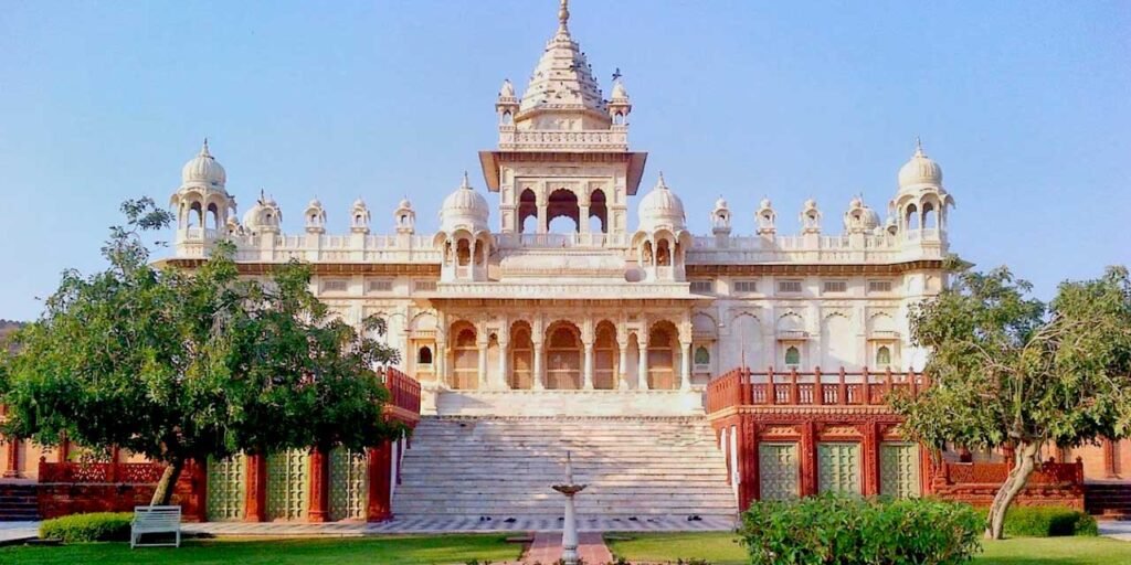 Jaswant Thada: Marble cenotaph with intricate carvings