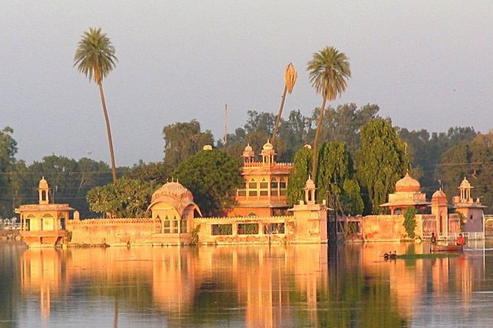Jagmandir Palace – A Royal Retreat on Water