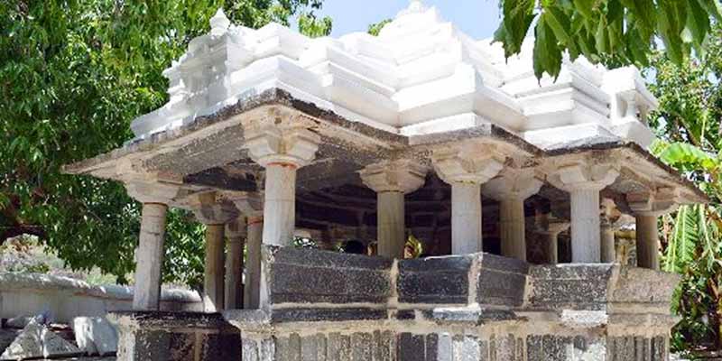 Achaleshwar Mahadev Temple – Ancient Shiva Temple with a Natural Shivling