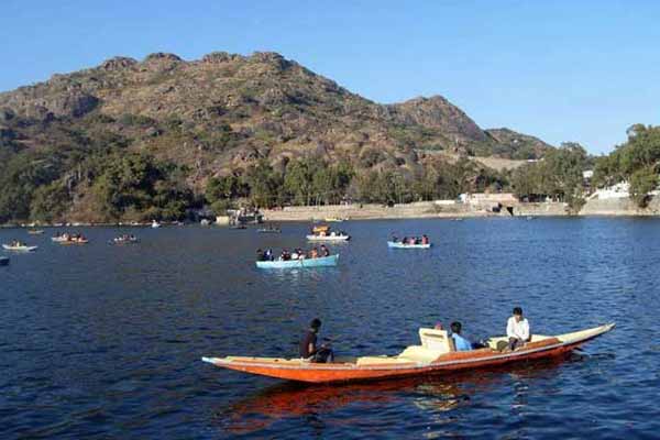 Boating at Nakki Lake – Enjoy a Peaceful Ride on the Water